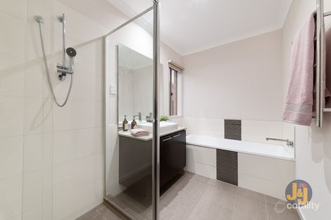 Property photo of 325 Waterview Boulevard Craigieburn VIC 3064