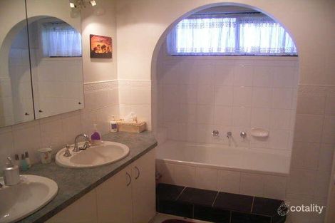 Property photo of 2 Hallawell Crescent Wodonga VIC 3690