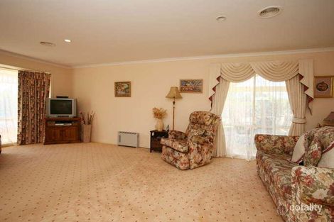 Property photo of 3 Pinehill Drive Pakenham VIC 3810