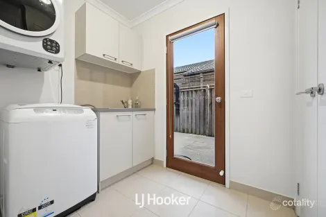 Property photo of 11 Freshfields Drive Cranbourne North VIC 3977