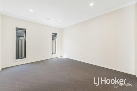 Property photo of 7 McFarlan Way Cranbourne East VIC 3977