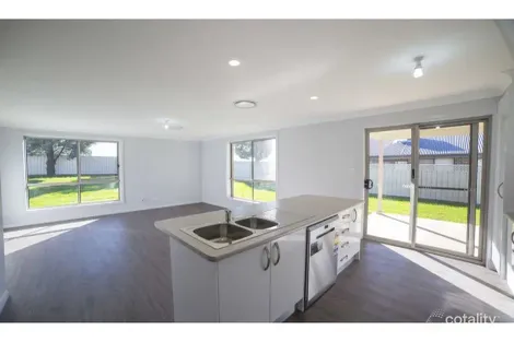 Property photo of 30 Apsley Crescent Dubbo NSW 2830