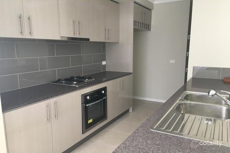 Property photo of 18 Dewpond Drive Truganina VIC 3029