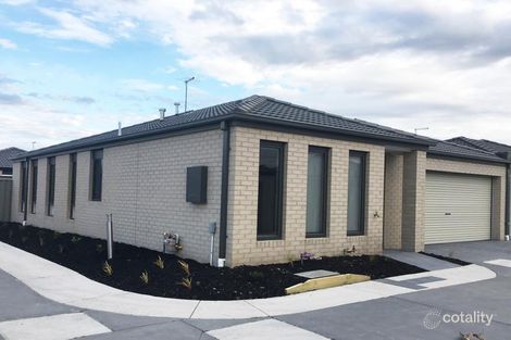 Property photo of 16 Renlik Circuit Cranbourne North VIC 3977