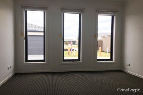 Property photo of 16 Renlik Circuit Cranbourne North VIC 3977