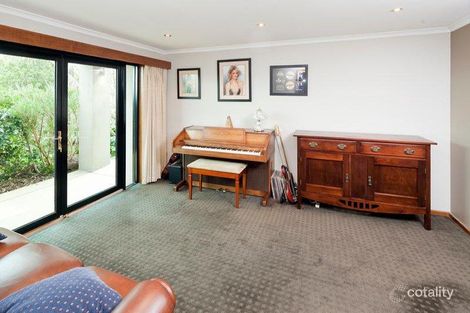 Property photo of 8 Gray Close Endeavour Hills VIC 3802