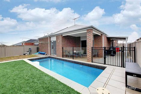 Property photo of 9 Hascombe Drive Caroline Springs VIC 3023
