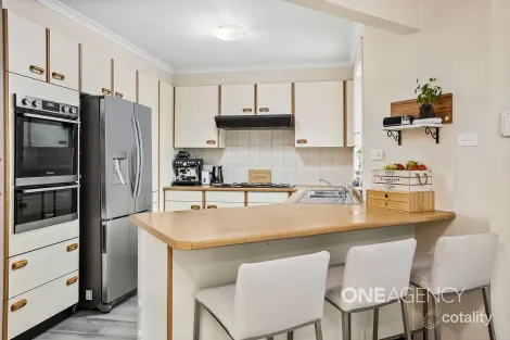 Property photo of 2 Honeysuckle Place Albion Park Rail NSW 2527