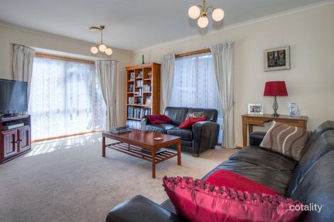 Property photo of 3 Fairbairn Grove Sunbury VIC 3429