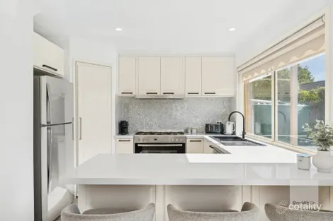 Property photo of 2 Tulip Court Hillside VIC 3037