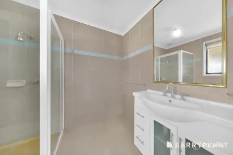 Property photo of 42 Madigan Crescent Mill Park VIC 3082