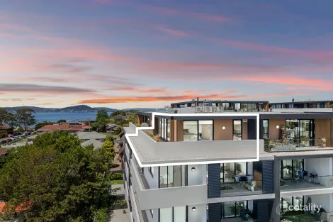 402/4 Auburn St, Point Frederick, NSW 2250