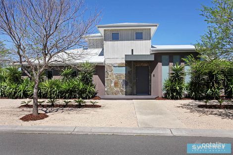 Property photo of 2 Stradbroke Gardens Caroline Springs VIC 3023