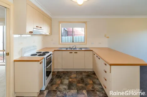Property photo of 16 Ceduna Street Mount Austin NSW 2650