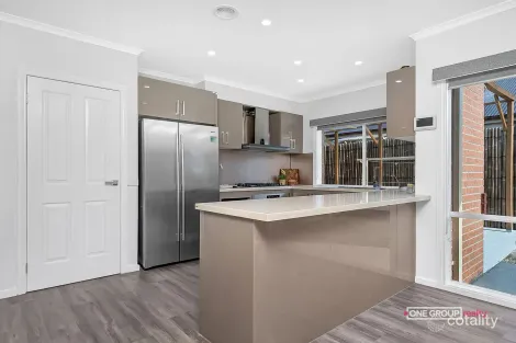 Property photo of 33 Capri Close South Morang VIC 3752
