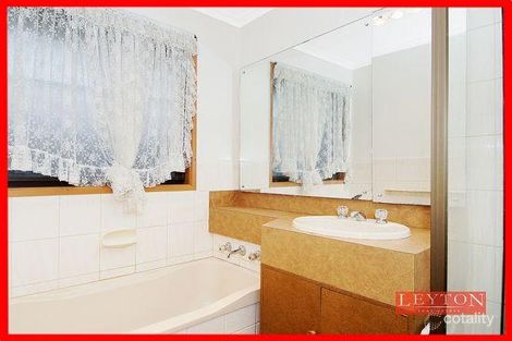 Property photo of 18 Robinson Crescent Hampton Park VIC 3976