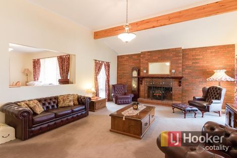 Property photo of 8 Enfield Close Endeavour Hills VIC 3802