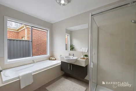 Property photo of 11 Everly Circuit Pakenham VIC 3810