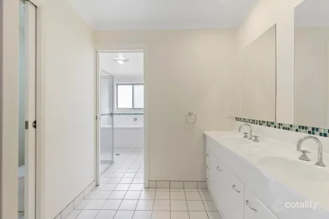 Property photo of 28 Lewana Close Lilli Pilli NSW 2536