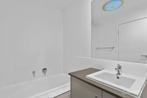 Property photo of 31 Basalt Drive Yarrabilba QLD 4207