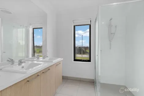 Property photo of 6 Vendeen Walk Clyde North VIC 3978