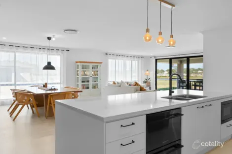 Property photo of 10 Lakesfront Place Hatton Vale QLD 4341