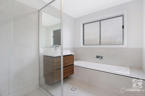 Property photo of 11 Hampshire Boulevard Leneva VIC 3691