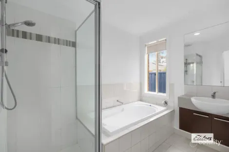 Property photo of 41 Scarlet Crescent Pakenham VIC 3810