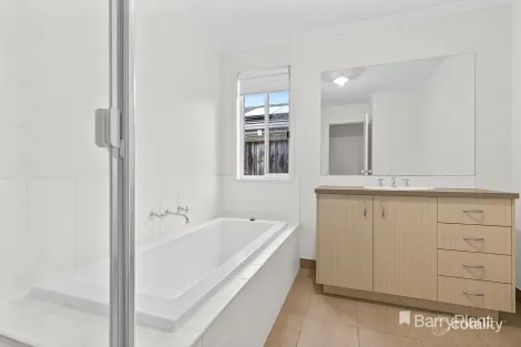 Property photo of 28 Kimberley Grove Pakenham VIC 3810