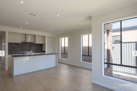 Property photo of 18 Mortlake Road Tarneit VIC 3029