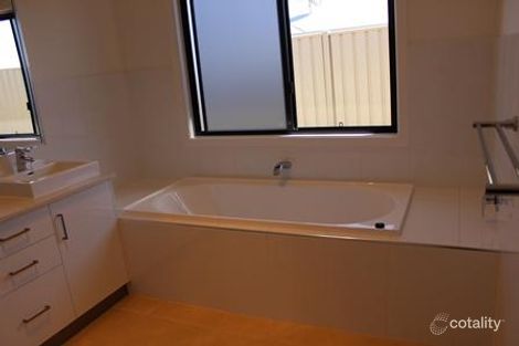 Property photo of 20 Lakeside Drive Emerald QLD 4720