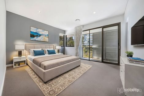 Property photo of 16 Lakeside Crescent Norwest NSW 2153