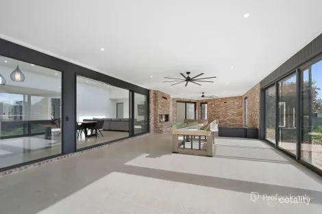Property photo of 10 Pascoe Avenue Maryborough VIC 3465