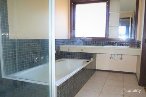Property photo of 23 Rossiter Avenue Endeavour Hills VIC 3802