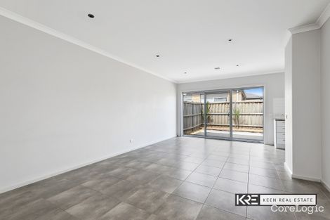 Property photo of 11 Freiberger Grove Clyde North VIC 3978