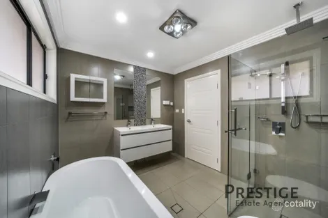 Property photo of 2 Sandringham Street St Johns Park NSW 2176
