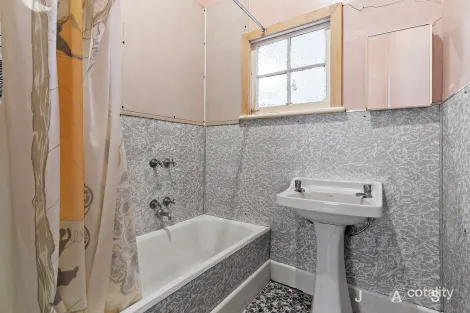 Property photo of 13 Bayview Road Seddon VIC 3011