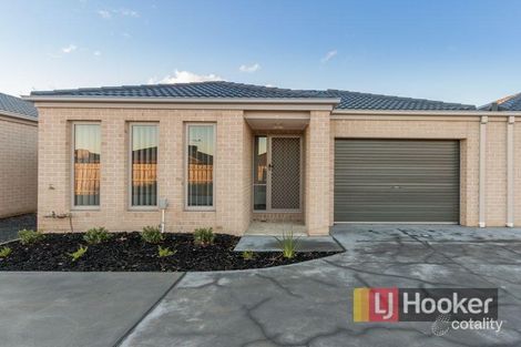 4/30 Sir Thomas Dr, Pakenham, VIC 3810