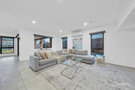 Property photo of 5 Royaloak Crescent Cranbourne East VIC 3977