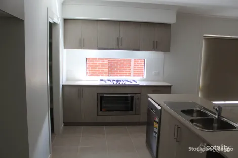 Property photo of 31 Montia Street Tarneit VIC 3029