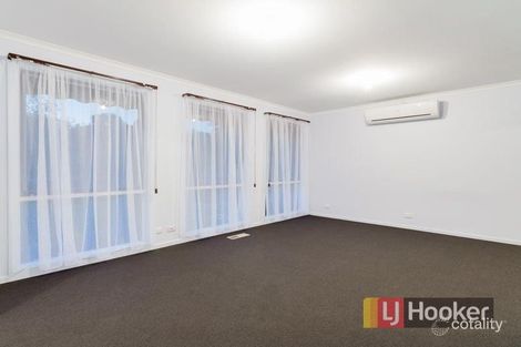 Property photo of 54 Ravenhill Crescent Endeavour Hills VIC 3802