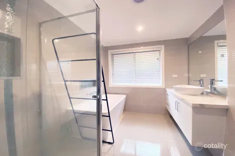 Property photo of 13 Paringa Way Burnside VIC 3023