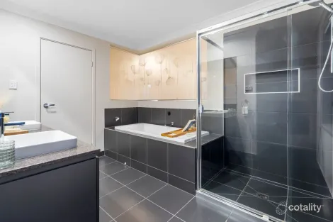 Property photo of 25 North Quay Circuit Hope Island QLD 4212