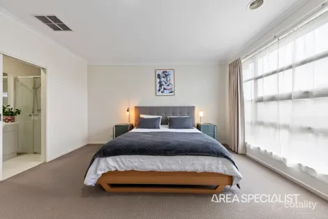 Property photo of 6/16-20 Honeysuckle Close Pakenham VIC 3810