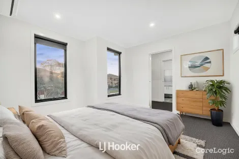 Property photo of 14 Eva Florence Way Narre Warren South VIC 3805