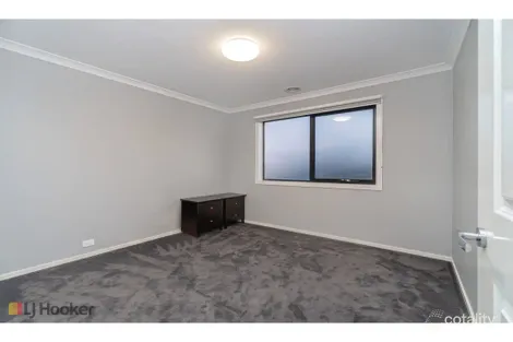 Property photo of 16 Dahlia Crescent Mickleham VIC 3064