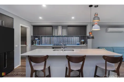 Property photo of 16 Dahlia Crescent Mickleham VIC 3064