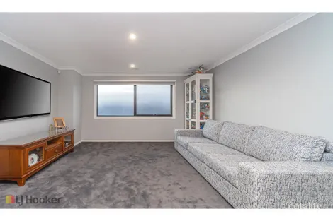 Property photo of 16 Dahlia Crescent Mickleham VIC 3064