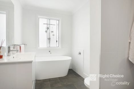 Property photo of 2/18 Balmoral Parade Tullimbar NSW 2527