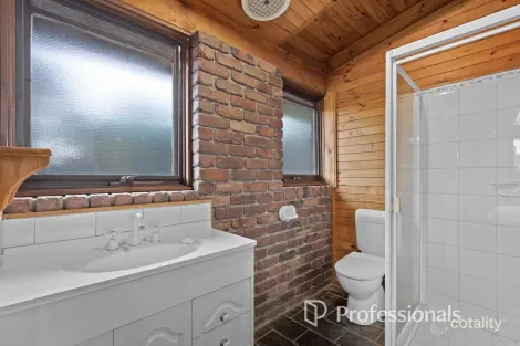 Property photo of 15 Loris Street Silvan VIC 3795